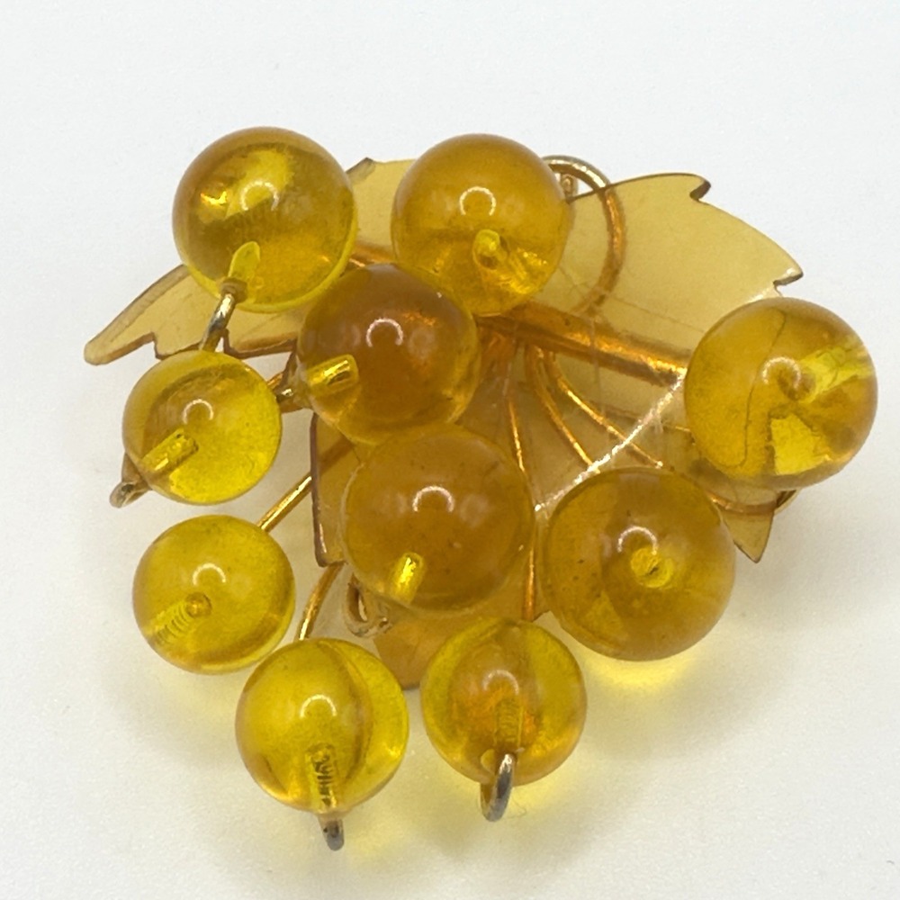 Vintage Lucite Brooch Grape Cluster Pin Gold Wired Leaf‎ Base 1.75 in